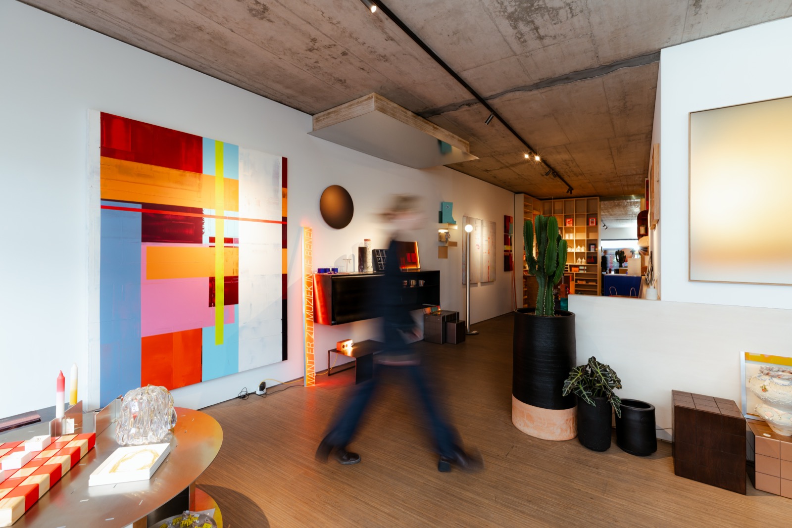 Alanis Blondeel aan het werk in haar atelier